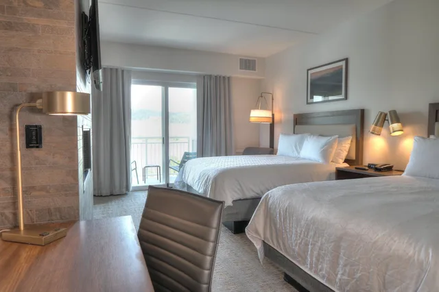جناح بإطلالة على النهر بغرفة نوم واحدة في الطابق العلوي، Holiday Inn & Suites Pigeon Forge Convention Center (ex Econo Lodge Hotel) 5/9