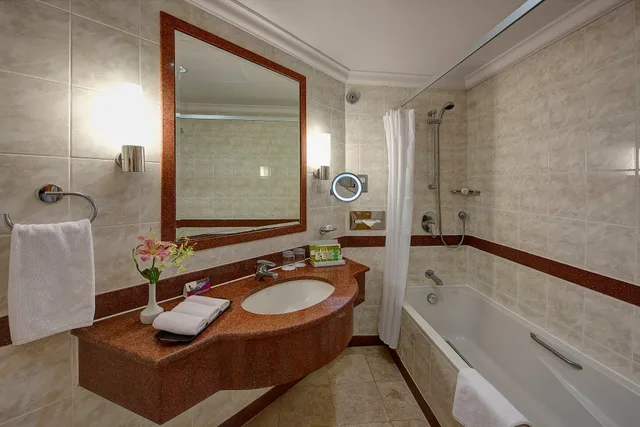 غرفة بسريرين منفصلين بإطلالة على الحديقة، Crowne Plaza Resort Salalah 5/5