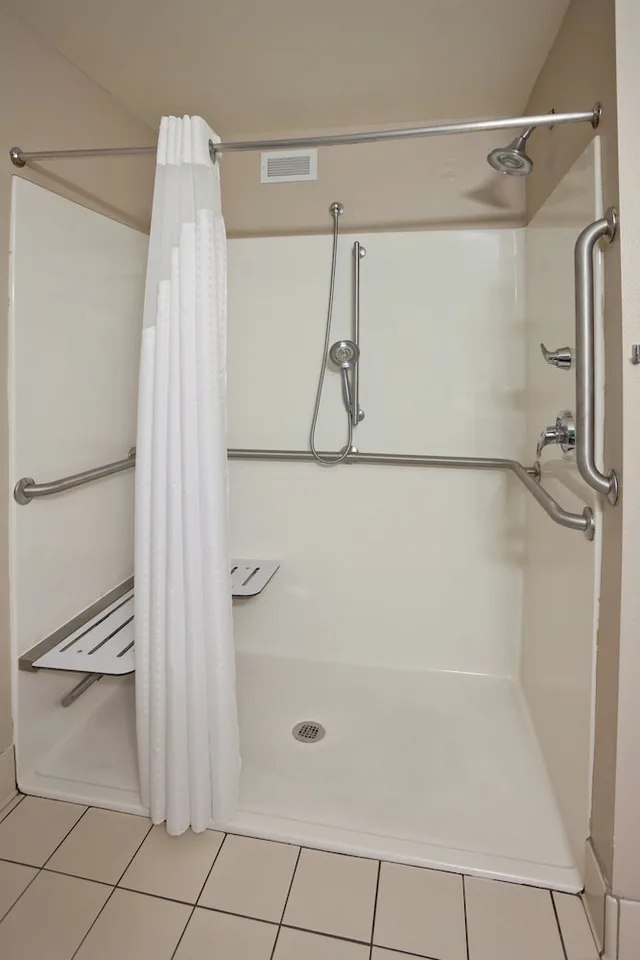 جناح بسرير كينج لذوي الإعاقة، Holiday Inn Express Hotel And Suites St Cloud 4/4