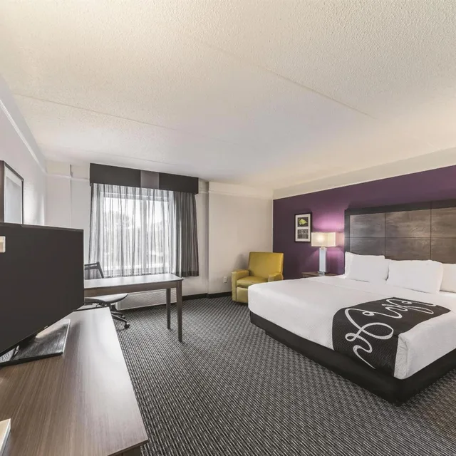 Room, King Bed, Bathtub, Accessible, La Quinta Inn & Suites by Wyndham Austin Airport 1/5