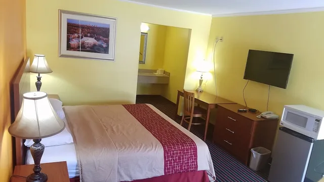 غرفة بسرير كينج، Roadway Inn Troy 1/3