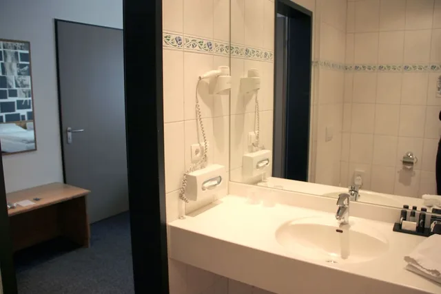 غرفة ثلاثية بسرير مزدوج وسرير فردي، Van Der Valk Hotel Hamburg-Wittenburg 4/4