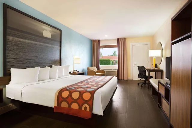 Deluxe, King Bed, Pool Side، Super 8 by Wyndham, Florida City/Homestead/Everglades 1/1
