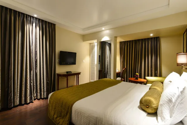 Deluxe, King Bed, Lemon Tree Premier the Atrium 2/6