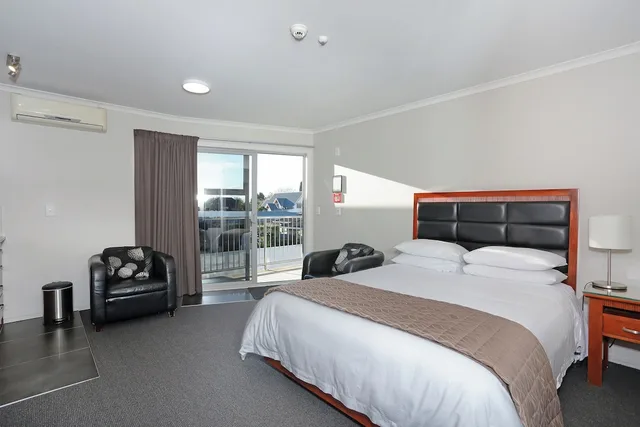 جناح بسرير كوين وسريرين منفصلين وسرير كوين بغرفة نوم واحدة بمطبخ صغير، City Corporate Motor Inn 1/3
