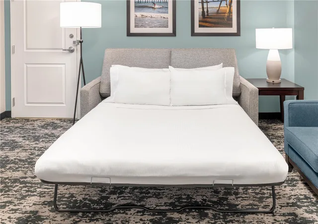 جناح بسريرين مزدوجين بغرفتين لذوي الإعاقة، Embassy Suites by Hilton Fort Myers Estero 2/3