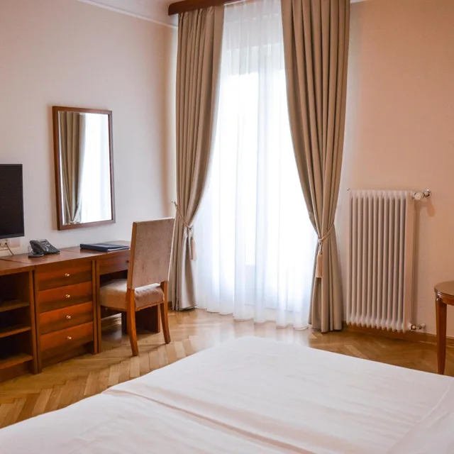 غرفة بسرير مزدوج أو سريرين منفصلين بإطلالة على البحيرة بشرفة، Vila Bled 3/10