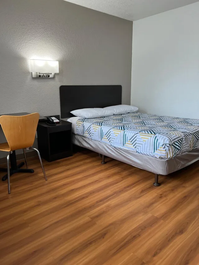 غرفة بسرير كينج للمدخنين، Motel6 Longview, TX 3/9