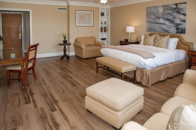 Master, Executive, Suite, Single, King Bed, Sofa, Pet Friendly, Jetted Tub، Haywood Park Hotel, Ascend Hotel Collection 3/10