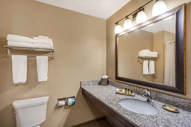 جناح بسريرين كوين بشرفة بغرفتين مع أريكة، Best Western Plus Intercourse Village Inn & Suites 3/3