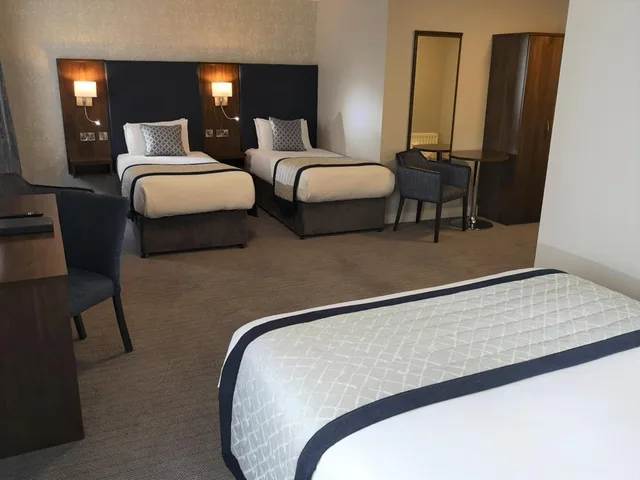 Room, Quadruple, Double and Twin Beds, The Western Hotel 3/6