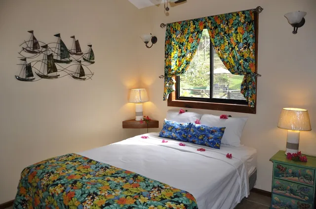 بنغل ملكي بسريرين كوين، West Bay Lodge 1/9