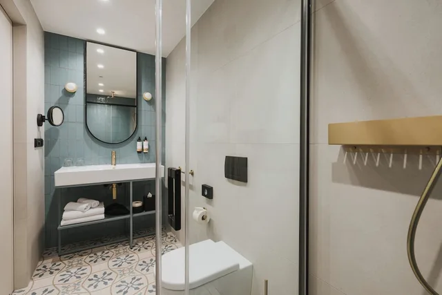 غرفة قياسية بسرير كوين، Hotel Indigo Krakow Wawel Castle by IHG 6/7