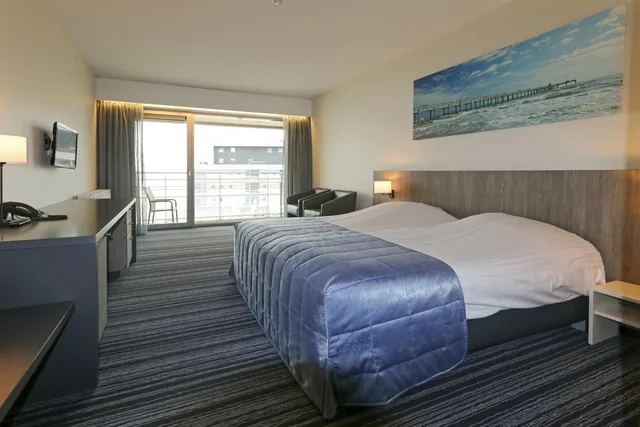 Room, Twin Beds, Lateral Side Sea View، Vayamundo Oostende 4/10