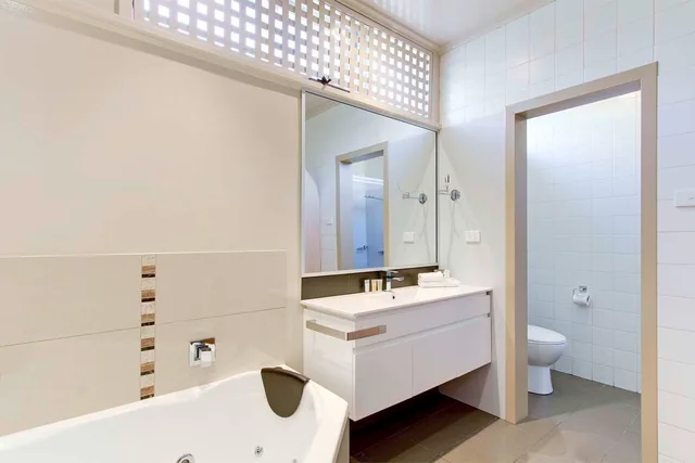 Upgrade, King Bed، Comfort Inn and Suites Lakes Entrance 2/2
