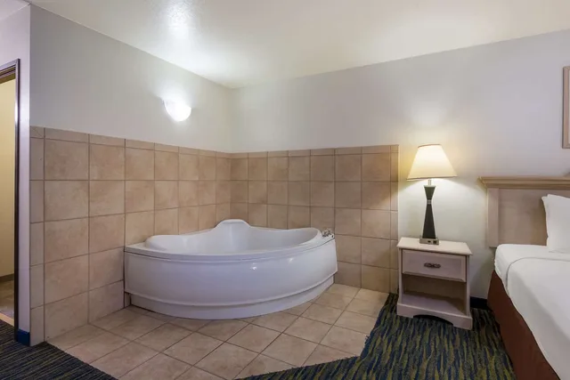 غرفة بسرير كينج مع أريكة بحوض جاكوزي، SureStay Hotel by Best Western Falfurrias 4/4