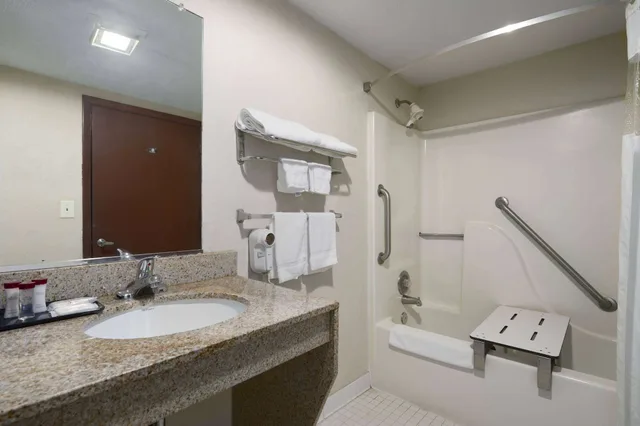 غرفة بسرير مزدوج لذوي الإعاقة، Days Inn by Wyndham Augusta/Fort Gordon 5/9