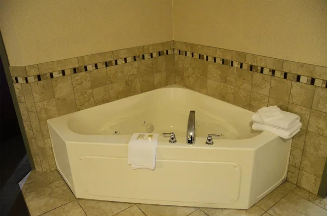Suite, King Bed, Days Inn by Wyndham Luray Shenandoah 2/3