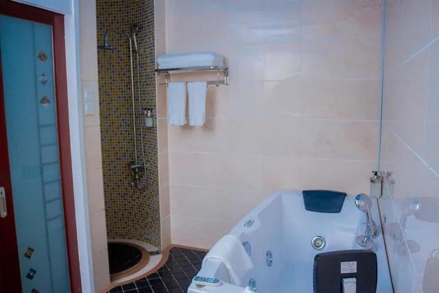 Suite, King Bed, Hot Tub, Best Western Plus Paramount Hotel 3/4
