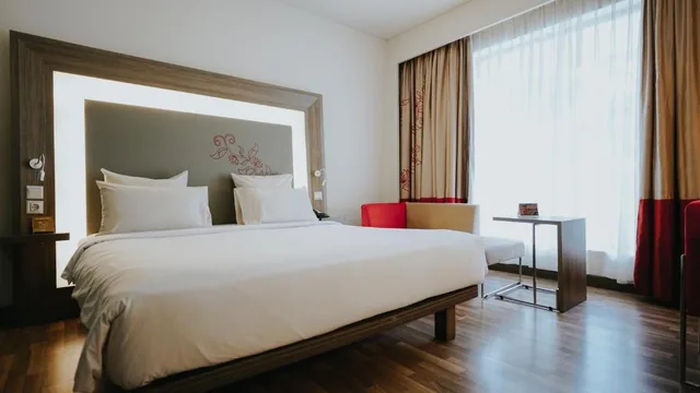 Executive, Double Bed, Pool Side, Pool Access، Novotel Banjarmasin Airport 2/2