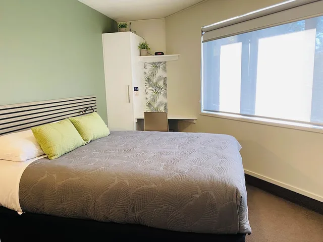 جناح، Commodore Motels 2/6
