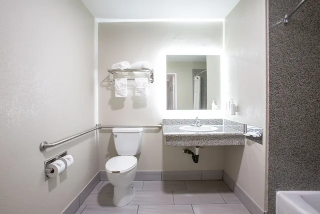 غرفة بسرير كينج لذوي الإعاقة، Elev8 Hotel Los Angeles LAX 4/4