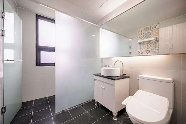 Royal, Triple, 1 Single and 2 Double Beds, Partial Ocean View, Balcony، Jeju M Resort 5/5