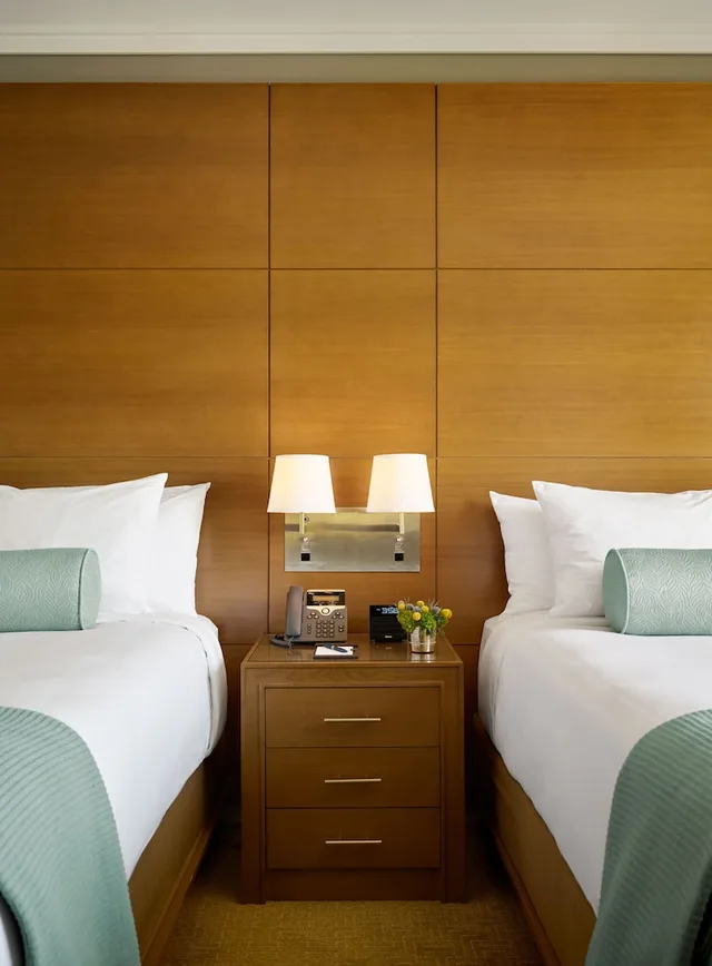 غرفة قياسية بسريرين كوين، Luskin Hotel 2/3
