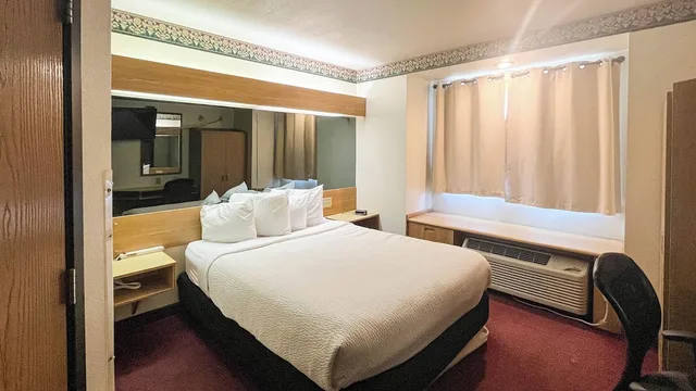 1 Queen Bed - Non-Smoking, Micfridge، Motel6 Brush CO 3/5