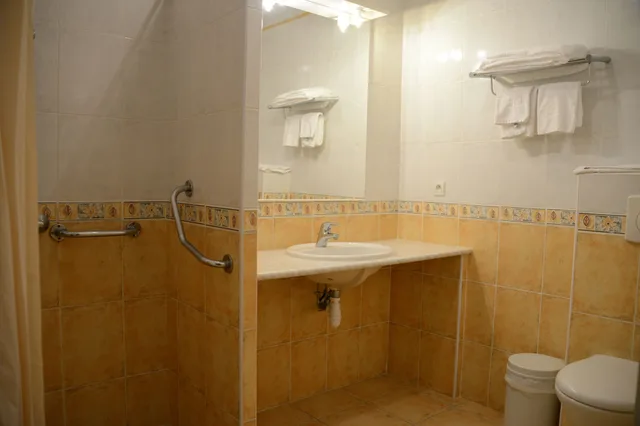 Room, Triple, 1 King and 1 Single Beds, Les Jardins De La Glaciere 4/7
