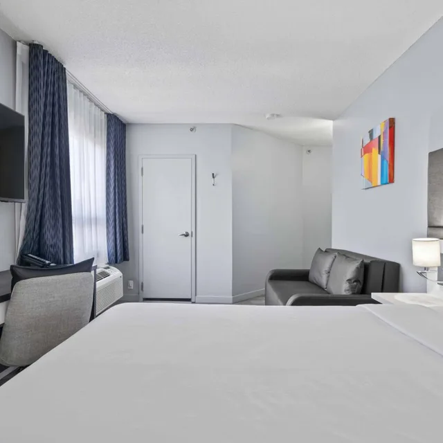 غرفة ركنية بسرير كوين مع أريكة، Travelodge Hotel By Wyndham Montreal Centre 6/10