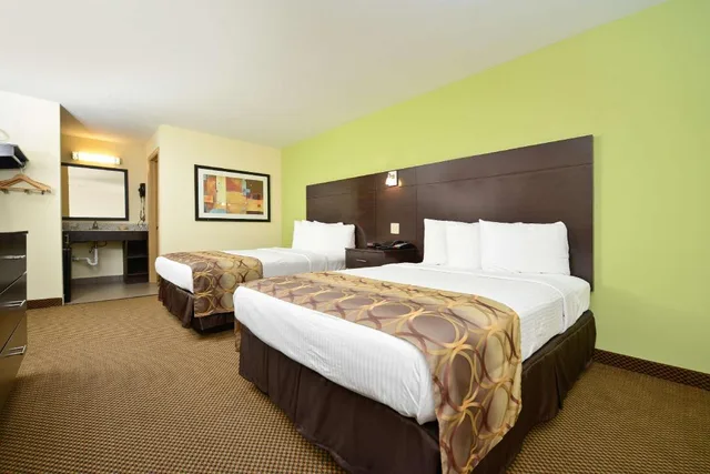 غرفة بسريرين مزدوجين بمطبخ صغير، Americas Best Value Inn Suites Lake Charles At I 210 Exit 11 1/6