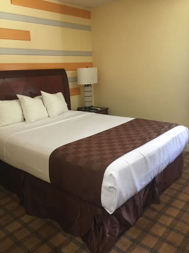 غرفة بسرير كوين، Knights Inn Downtown Los Angeles 1/10