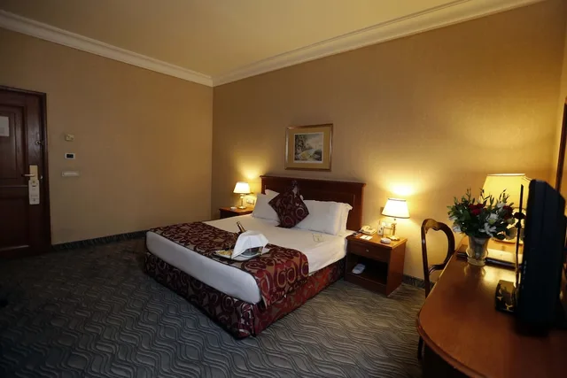 جناح بريميوم جونيور بسرير كينج بإطلالة على البحر، Bayview Hotel, Beirut 2/5