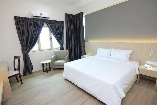 غرفة ديلوكس بسرير كينج، Kingston Hotel 25 at Summit Signature Batu Pahat 2/4