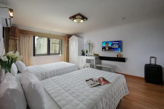 Oriental, Double Bed, City or Lake View، Kingly Hotel 2/5