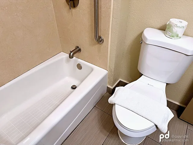 شقة بريميوم بسرير فردي وسرير كوين بغرفة نوم واحدة مع أريكة بمطبخ، Travel Inn and Suites Flemington 7/7
