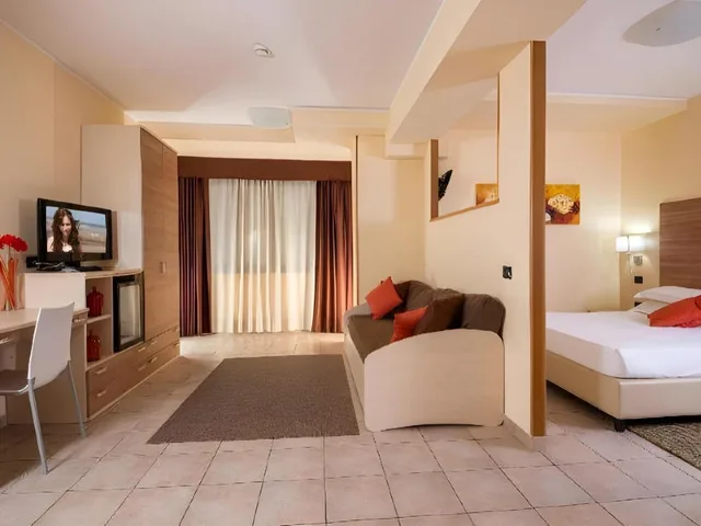 غرفة ثلاثية بسرير كوين وسرير فردي، Hotel Domidea 3/6