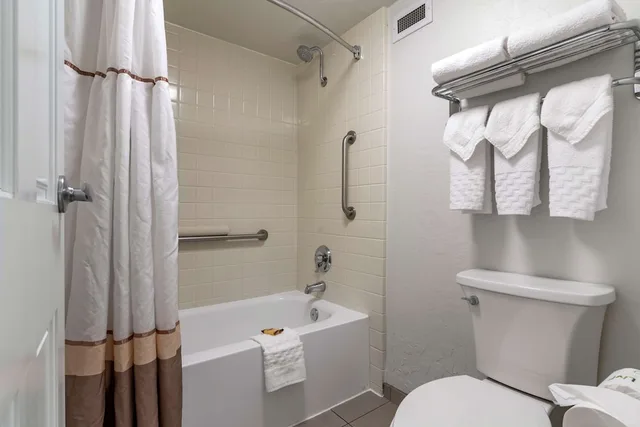 جناح تنفيذي بسرير كينج مع أريكة، Best Western Plus Hilltop Inn 5/5