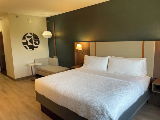 Standard, King Bed, Holiday Inn Oklahoma City Airport 1/10