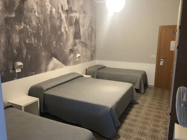غرفة رباعية بسرير كوين وسريرين منفصلين، Hotel Wega 3/8