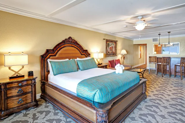 جناح جونيور بسرير كينج بإطلالة جزئية على البحر مع أريكة، Pacific Terrace Hotel 4/8