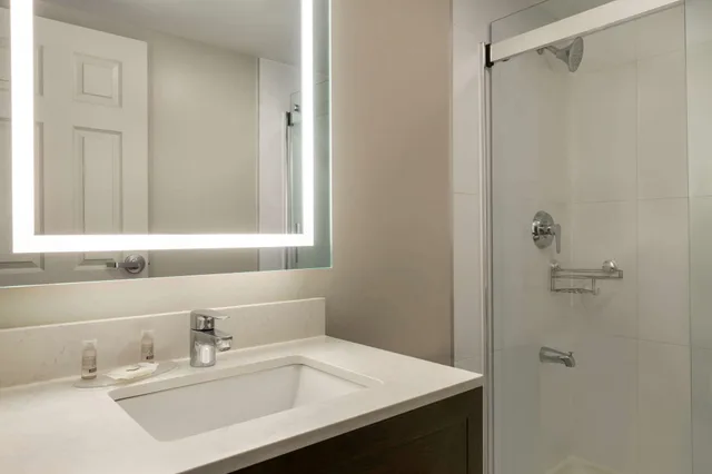 غرفة بسريرين كوين مع أريكة، Days Inn By Wyndham Toronto West Mississauga 3/3