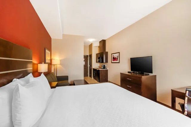 غرفة بسرير كينج بمطبخ صغير لذوي الإعاقة، Best Western Plus Kindersley Hotel 2/5