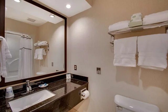 جناح بسريرين كوين مع أريكة، Best Western Plus The Inn At Hampton 2/2