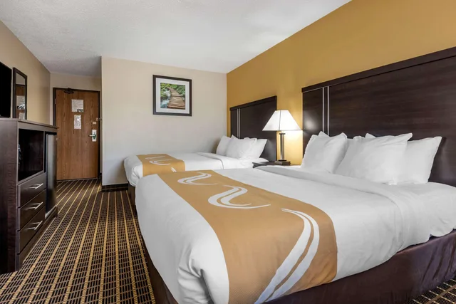Upgrade, 2 Queen Beds، Quality Inn & Suites Warren PA 1/3
