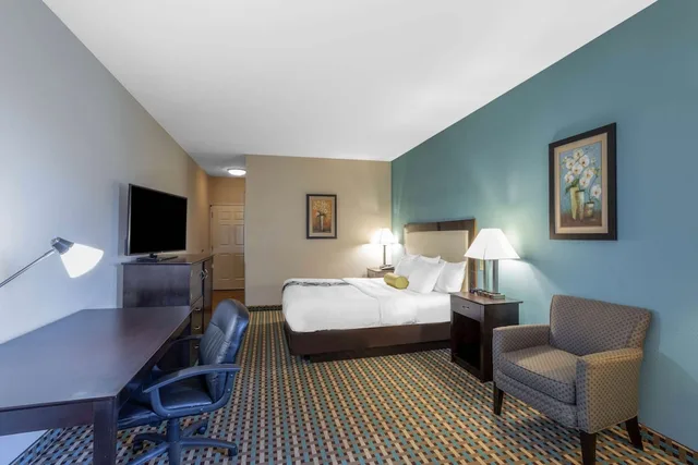 غرفة بسرير كوين، La Quinta Inn Suites By Wyndham Stonington Mystic Area 2/7