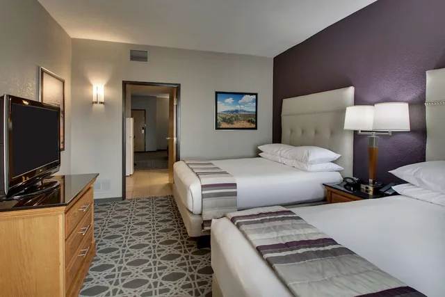 جناح بسريرين كوين بغرفتين مع أريكة بمطبخ، Drury Inn and Suites Albuquerque North 2/5
