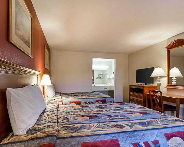 غرفة بسريرين كوين للمدخنين، Econo Lodge Richmond North 3/4
