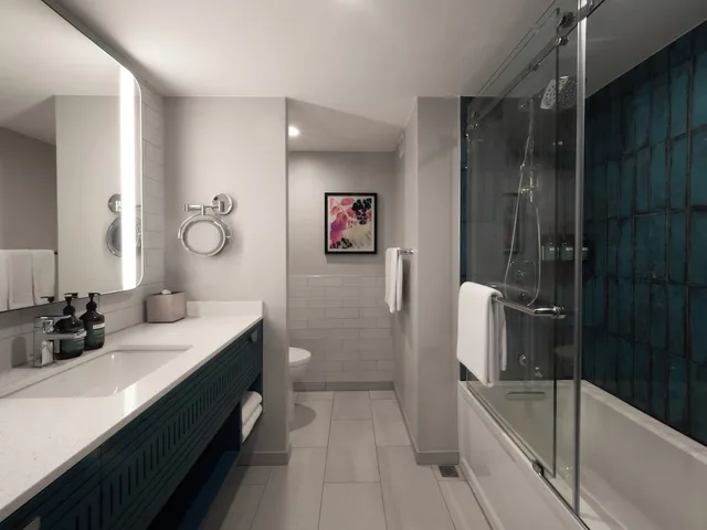 غرفة بريميوم بسرير كينج وسريرين مزدوجين، Crowne Plaza Resort Guam 10/10